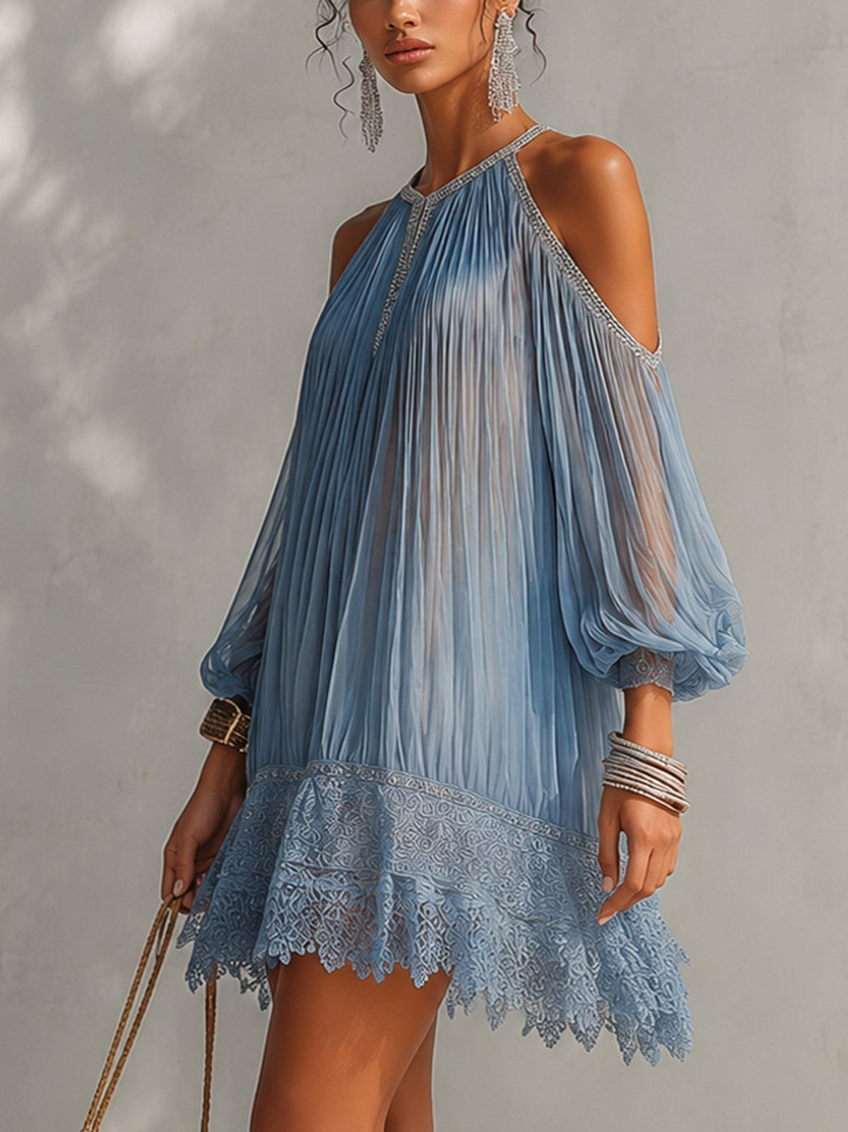 Céleste | Minivestido azul con hombros al aire, fruncido y con dobladillo de encaje