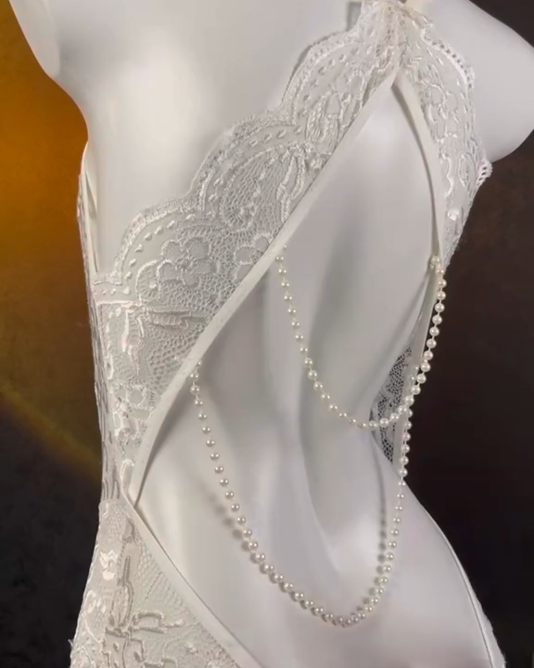 Pijama de Encaje con Medias y Detalle de Perlas en la Espalda