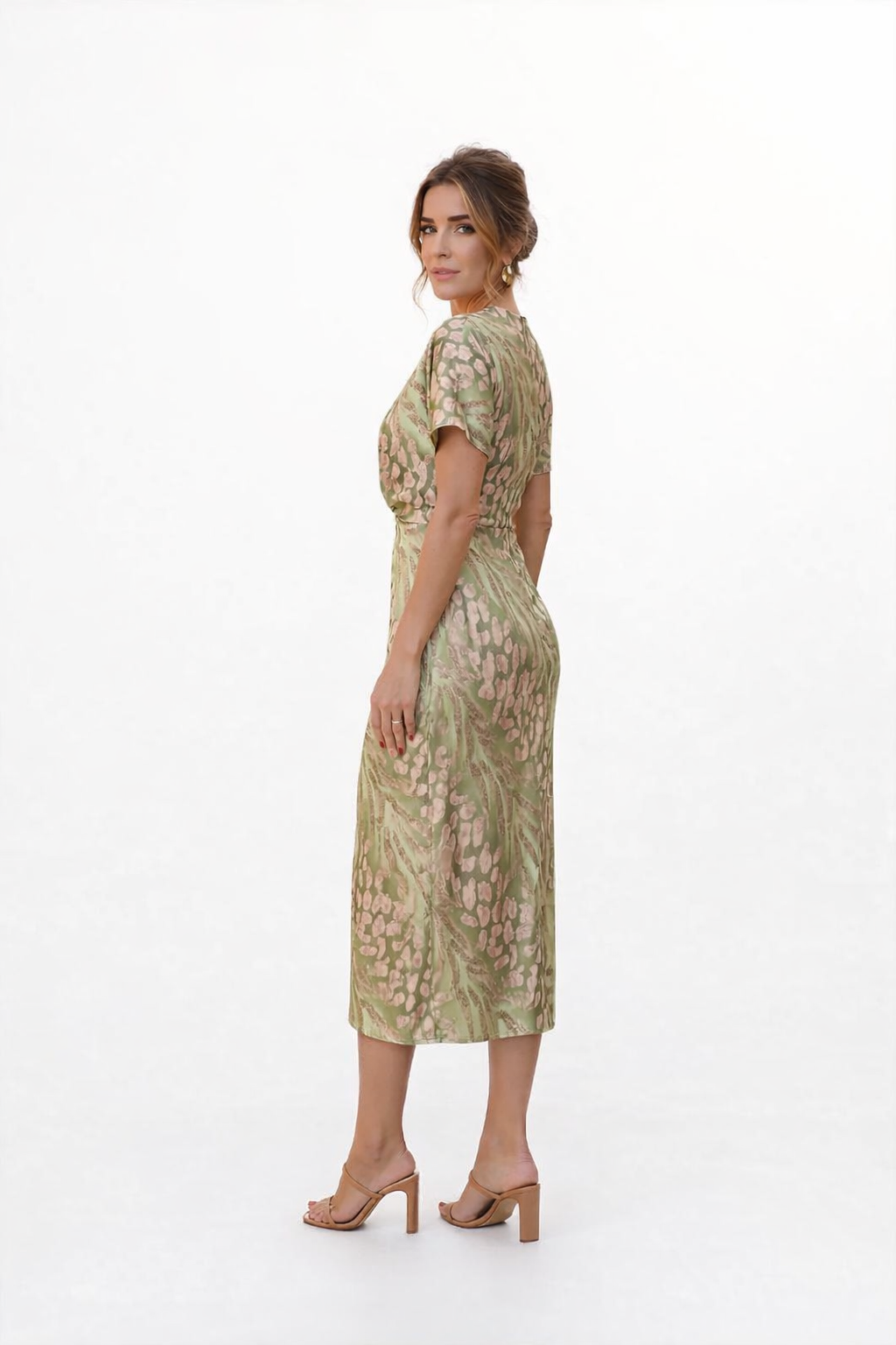 Vestido Mercedes – Elegancia luminosa que realza tu figura